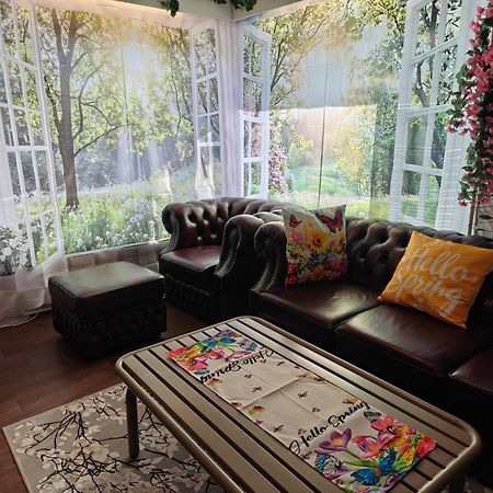 Relax & Recharge - A Unique Suite With A Touch Of Luxury - Hot Tub And Sauna Inspired Decor #Not A Real Sauna# Easy City Access - Direct Train 15 Min To City 헬싱키 외부 사진