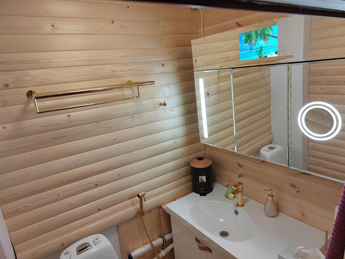 Relax & Recharge - A Unique Suite With A Touch Of Luxury - Hot Tub And Sauna Inspired Decor #Not A Real Sauna# Easy City Access - Direct Train 15 Min To City 헬싱키 외부 사진