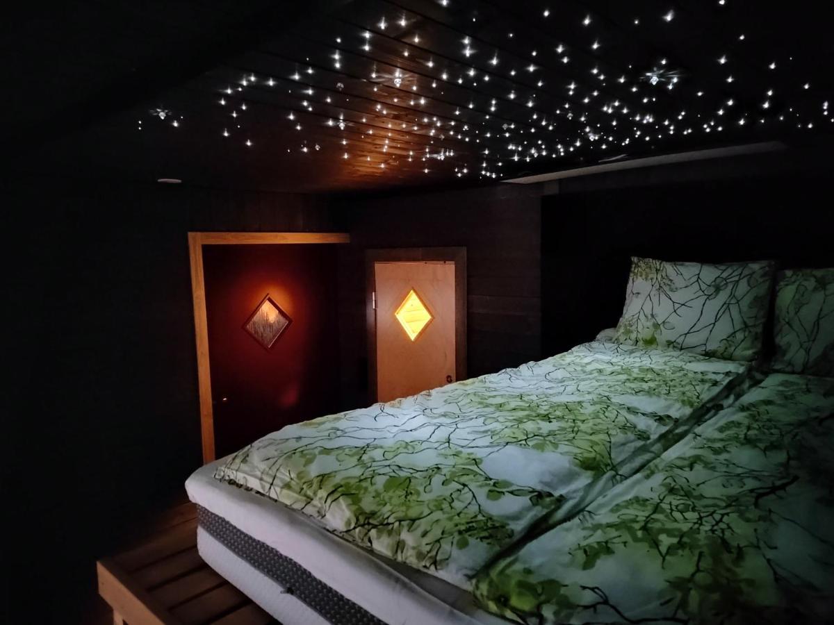 Relax & Recharge - A Unique Suite With A Touch Of Luxury - Hot Tub And Sauna Inspired Decor #Not A Real Sauna# Easy City Access - Direct Train 15 Min To City 헬싱키 외부 사진