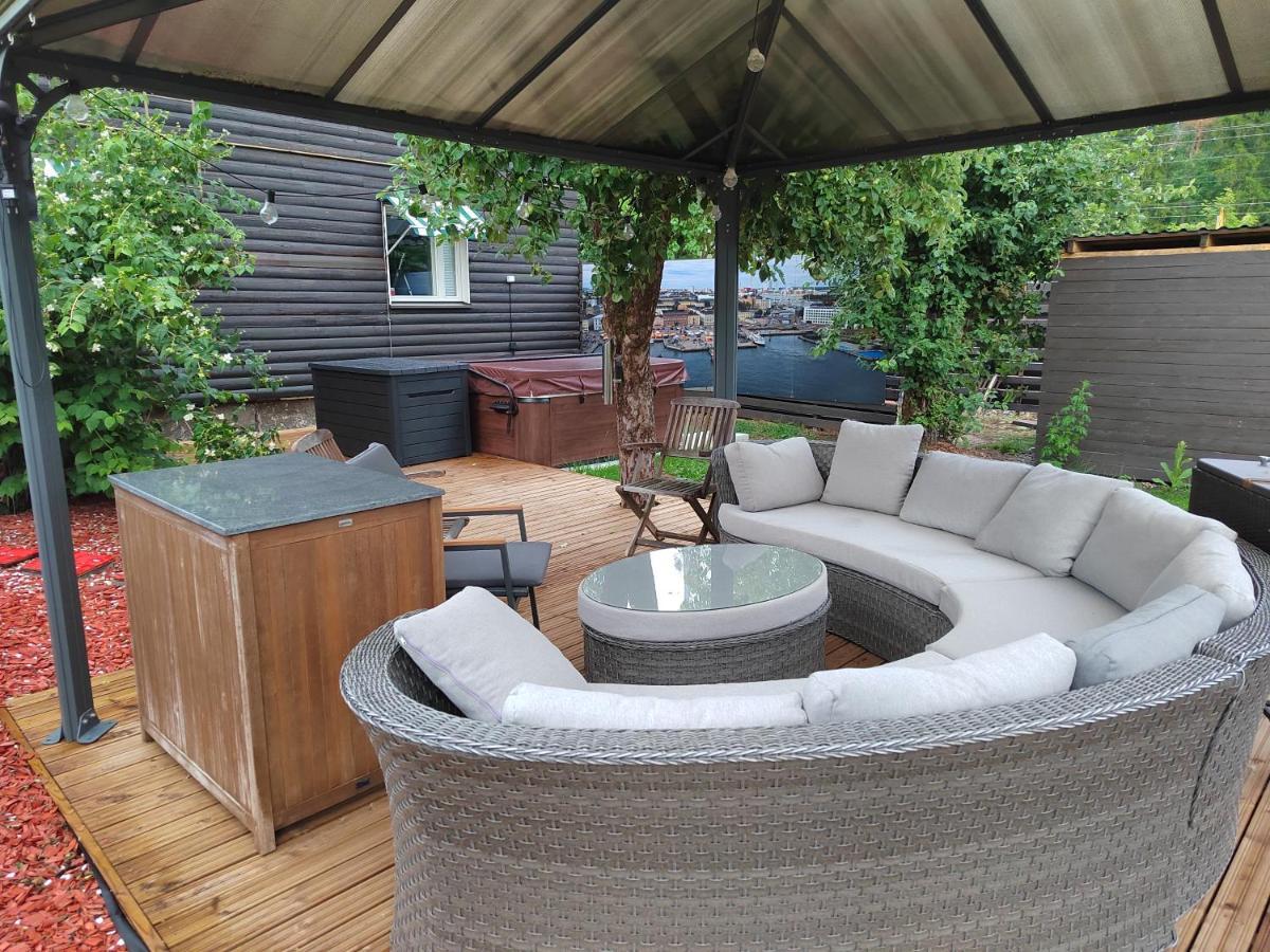 Relax & Recharge - A Unique Suite With A Touch Of Luxury - Hot Tub And Sauna Inspired Decor #Not A Real Sauna# Easy City Access - Direct Train 15 Min To City 헬싱키 외부 사진