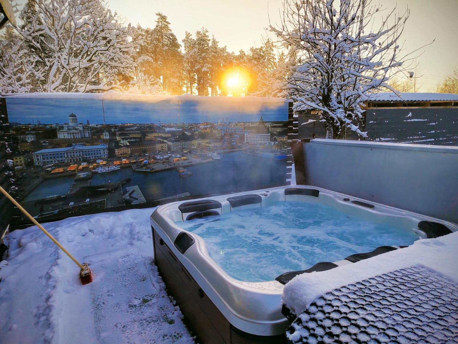 Relax & Recharge - A Unique Suite With A Touch Of Luxury - Hot Tub And Sauna Inspired Decor #Not A Real Sauna# Easy City Access - Direct Train 15 Min To City 헬싱키 외부 사진