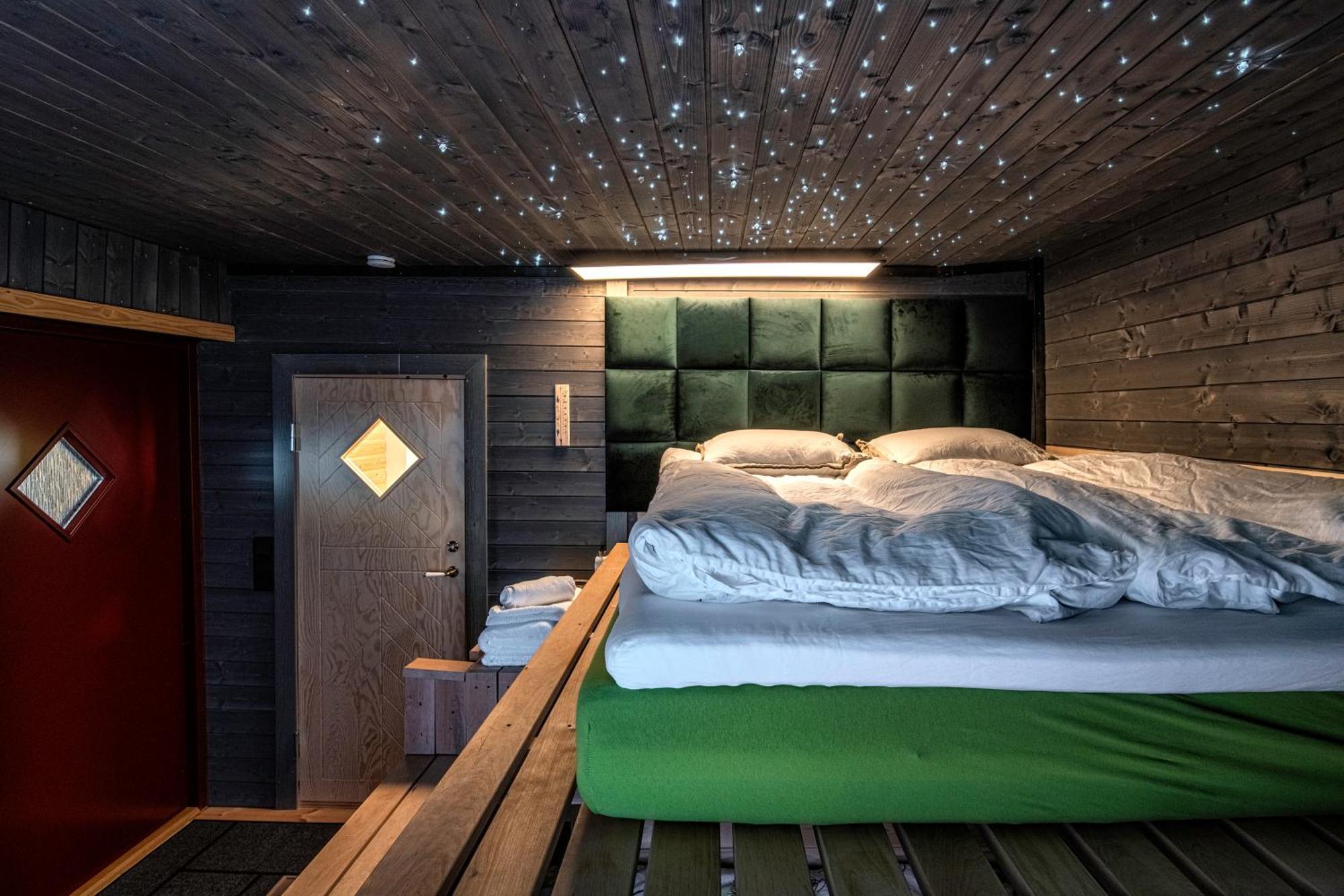 Relax & Recharge - A Unique Suite With A Touch Of Luxury - Hot Tub And Sauna Inspired Decor #Not A Real Sauna# Easy City Access - Direct Train 15 Min To City 헬싱키 외부 사진
