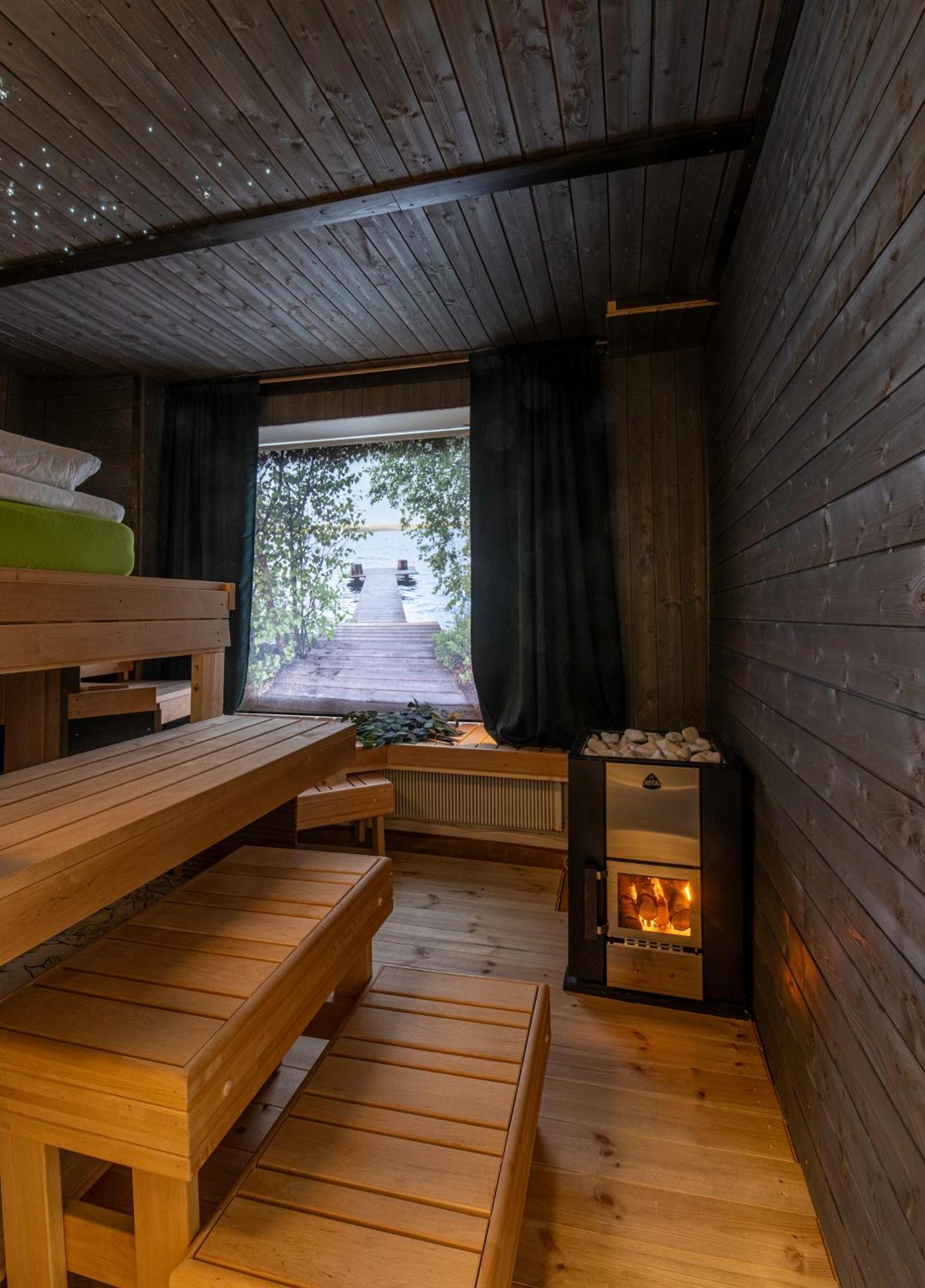 Relax & Recharge - A Unique Suite With A Touch Of Luxury - Hot Tub And Sauna Inspired Decor #Not A Real Sauna# Easy City Access - Direct Train 15 Min To City 헬싱키 외부 사진