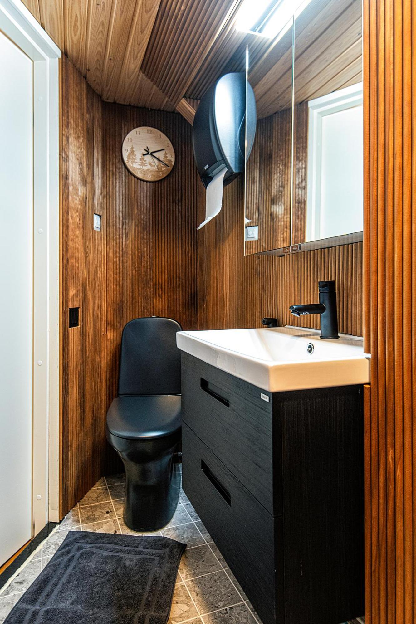 Relax & Recharge - A Unique Suite With A Touch Of Luxury - Hot Tub And Sauna Inspired Decor #Not A Real Sauna# Easy City Access - Direct Train 15 Min To City 헬싱키 외부 사진
